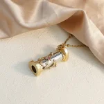 Collana con pendente a forma di lente di ingrandimento e microscopio in miniatura, decorazione scientifica elegante e originale, perfetta come gioiello tematico.