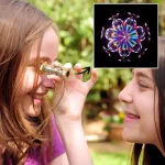 Oggetto scientifico decorativo con lente e dettagli colorati, ideale per appassionati di scienza e decorazioni originali.