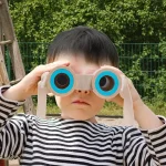 Occhiali da esploratore scientifico per bambini, ideali per giochi educativi e attività di scoperta all'aperto. Perfetti per stimolare curiosità e interesse per la scienza tra i più piccoli.
