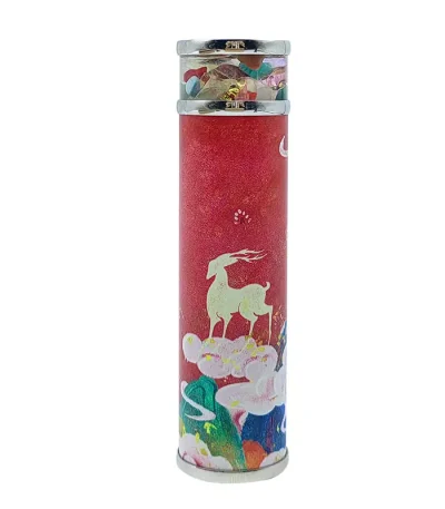 Contenitore cilindrico con decorazioni di unicorno, nuvole e arcobaleni, ideale come oggetto decorativo o per conservare confetti e dolcetti.