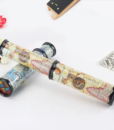 Manette di plastica con mappa del mondo e dettagli colorati.