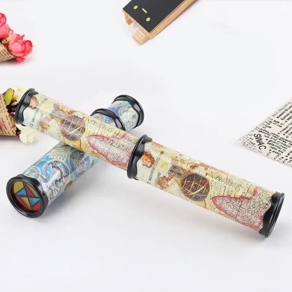 Manette di plastica con mappa del mondo e dettagli colorati.