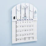 Calendario da parete con design ispirato alla scienza, perfetto come decorazione originale e funzionale per ambienti studi, uffici o aule.