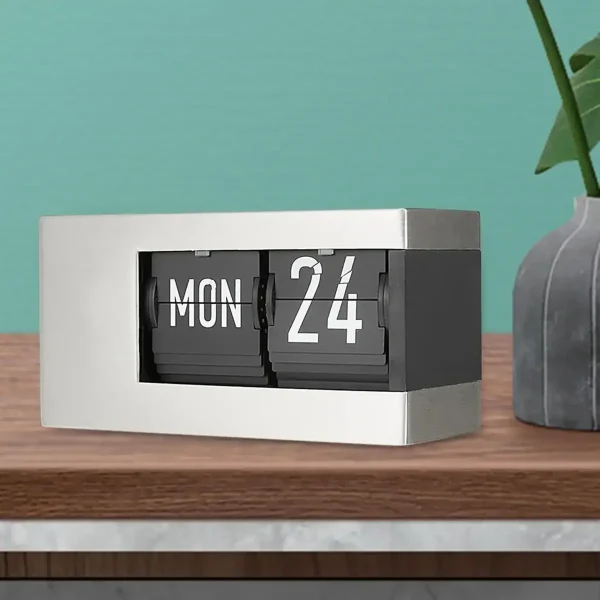 Orologio calendario flip con visualizzazione giorno e data, perfetto come decorazione scientifica o da scrivania, in stile retrò e moderno.