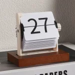Calendario perpetuo a schede con numeri grandi, elegante e funzionale, ideale come decorazione scientifica e oggetto di design per ambienti moderni e studi.