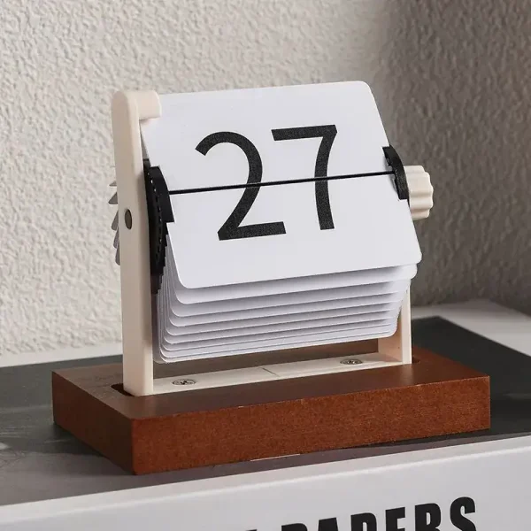Calendario perpetuo a schede con numeri grandi, elegante e funzionale, ideale come decorazione scientifica e oggetto di design per ambienti moderni e studi.