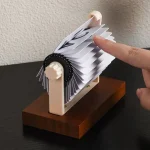 Modello didattico dell'oscillatore di Foucault che dimostra la rotazione terrestre con un movimento di pendolo.