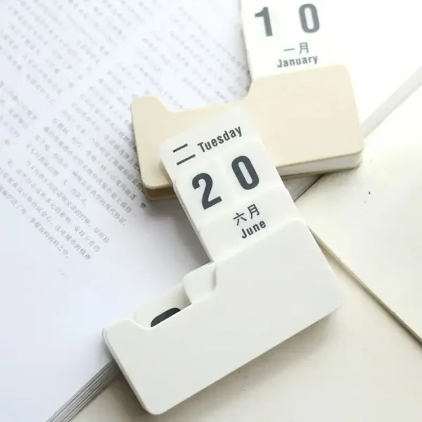 Calendario perpetuo con date e mesi in più lingue, ideale come decorazione scientifica e oggetto di design per appassionati di scienza e cultura.