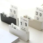 Calendario perpetuo in stile scientifico con numeri e giorni, decorazione da scrivania per appassionati di scienza e design minimalista.