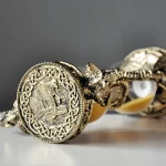 Medaglia decorativa in metallo con drago e nodo celtico, perfetta come oggetto di decorazione scientifica o simbolica, ideale per collezionisti e appassionati di arte antica.