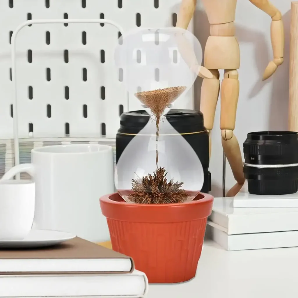 Vaso decorativo con sabbia e clessidra, perfetto come oggetto scientifico e decorativo per ambienti moderni e studi.