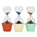 Vasi decorativi con sabbia colorata e piante in miniatura, perfetti come oggetti scientifici e decorazioni per ambienti educativi o moderni.
