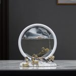 Vaso decorativo con scena marina e cavalli dorati, perfetto come oggetto di arredamento scientifico e decorativo. Design elegante e dettagli raffinati, ideale per appassionati di scienza e stile.
