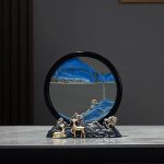 Oggetto decorativo ispirato alla scienza con elementi metallici e specchio rotondo.