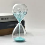 Orologio a sabbia scientifico trasparente con sabbia blu, oggetto decorativo per appassionati di scienza e decorazioni originali.