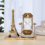 Decorazione con mini Torre Eiffel e clessidra vintage in stile retrò, perfetta come oggetto decorativo scientifico o da collezione.