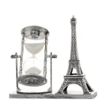 Orologio a clessidra con sabbia e modello in miniatura della Torre Eiffel, decorazioni scientifiche eleganti e originali. Perfetti come oggetti da collezione o decorazioni per ambienti studiati.