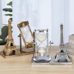 Orologio a clessidra decorativo con riproduzioni delle torri Eiffel e Pisa, perfetto come oggetto scientifico e decorativo per ambienti moderni e studi.