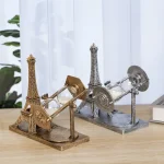 Orologio decorativo con Torre Eiffel e sabbia, perfetto come oggetto scientifico e decorativo per la casa o l'ufficio, con dettagli eleganti in metallo dorato e argentato.
