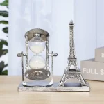 Orologio a clessidra in stile vintage con base in metallo e figura della Torre Eiffel in miniatura, perfetto come decorazione scientifica o da scrivania.