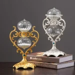 Vaso decorativo in stile barocco con dettagli dorati e argentati, perfetto come oggetto di decorazione scientifica o da collezione. Design elegante e raffinato, ideale per appassionati di oggetti stor.
