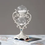 Oggetto decorativo scientifico in vetro e metallo, ispirato a strumenti di laboratorio, perfetto come decorazione per appassionati di scienza e design elegante.