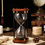 Orologio a clessidra decorativa in stile vintage con cornice in legno e vetro, perfetto come oggetto di arredamento scientifico o da scrivania.