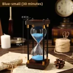 Orologio sabbia scientifico blu small, perfetto come decorazione da scrivania o oggetto di studio, con sabbia blu e struttura in legno e metallo.