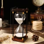 Orologio a clessidra decorativa in stile vintage con sabbia bianca, perfetto come oggetto di arredamento per ambienti studi e uffici.