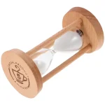 Timer da tavolo in legno e vetro con sabbia, perfetto come decorazione scientifica e oggetto da scrivania, con design classico e funzionale.