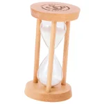 Elegante clessidra in legno e vetro, perfetta come decorazione scientifica o regalo originale, con sabbia bianca che scorre lentamente.