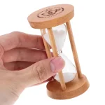 Timer da sabbia in legno con vetro trasparente, ideale come decorazione scientifica o oggetto da collezione, con design classico e funzionale.