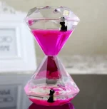Vaso decorativo in vetro con sabbia rosa e pinguini, oggetto di decorazione scientifica e artistica, ideale per arredare con stile e originalità.