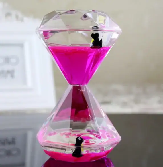 Vaso decorativo in vetro con sabbia rosa e pinguini, oggetto di decorazione scientifica e artistica, ideale per arredare con stile e originalità.