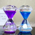 Vasi decorativi in cristallo con colori viola e blu, ideali come oggetti di decorazione scientifica o da collezione. Design elegante e trasparente, perfetti per ambienti moderni e studi scientifici.