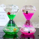 Clessidre decorative con pesci rossi in acqua colorata, perfette come oggetti scientifici e decorativi. Ideali per aggiungere un tocco originale e colorato agli ambienti di casa o ufficio.