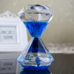 Vaso decorativo scientifico con liquido blu e oggetti in resina, perfetto come decorazione per appassionati di scienza e design innovativo.