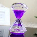 Oggetto decorativo in cristallo con liquido viola, perfetto come decorazione scientifica o da collezione.