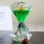 Vaso decorativo con liquido verde e insetti di plastica, perfetto come oggetto scientifico o decorazione originale.