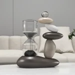 Oggetti scientifici decorativi in pietre levigate di diverse forme e colori, perfetti per arredare con stile e originalità.