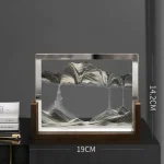 Oggetto decorativo con montagna di carta in cornice metallica.