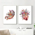 Due stampe artistiche con cuore e stomaco decorativi, arricchiti da motivi floreali colorati, ideali come decorazioni scientifiche e artistiche per ambienti moderni.