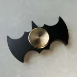 Decorazione a forma di pipistrello in metallo e plastica, ideale come oggetto decorativo scientifico o per appassionati di temi dark e gotici.