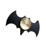 Decorativo pipistrello in metallo nero con dettagli in ottone, perfetto come oggetto di design e decorazione scientifica.