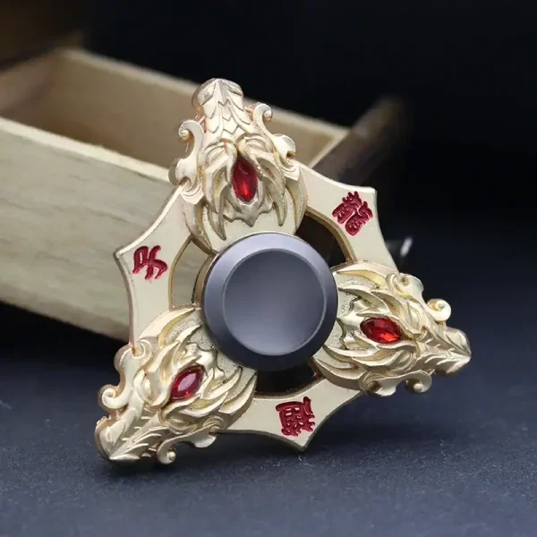 Fidget spinner a forma di drago con dettagli dorati e pietre rosse, perfetto come decorazione scientifica o oggetto da collezione.
