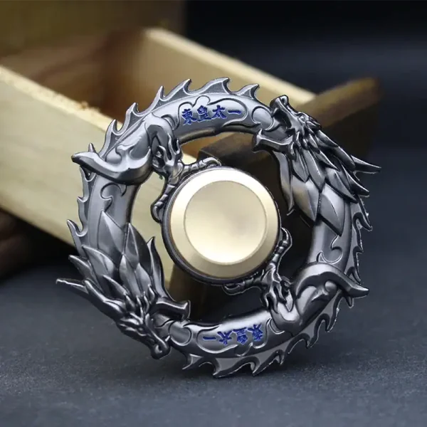 Pendente a forma di drago in metallo con dettagli blu e incisioni, ideale come decorazione o portachiavi.