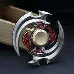 Fidget spinner in metallo con design dettagliato e colori rosso e argento, ideale come oggetto decorativo o giocattolo scientifico.