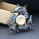 Mulinello fidget con delfini stilizzati e simboli cinesi blu, ideale come oggetto decorativo e antistress, perfetto per appassionati di oggetti scientifici e decorazioni originali.