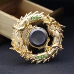Pendente decorativo a forma di drago in metallo dorato con dettagli verdi, ideale come oggetto di decorazione scientifica o collezione.