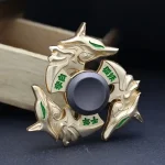 Pendente decorativo a forma di drago con dettagli dorati e simboli cinesi verdi, ideale come oggetto decorativo o portafortuna.